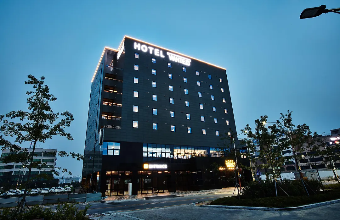 Hotel Wanted-1