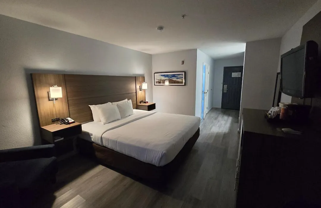 Quality Inn & Suites Tulare-1