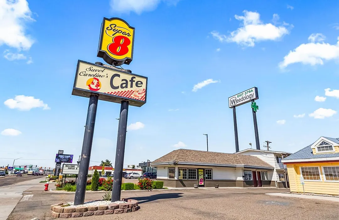 Super 8 By Wyndham Ontario-1