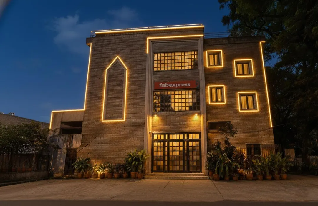 Via Hemkunt Mansion - Nr Noida Sector-15 Metro-1