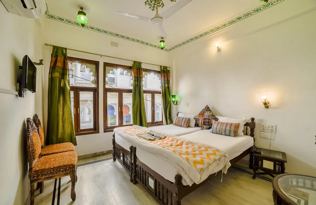 Hotel Devraj Niwas On Lake Pichola-1