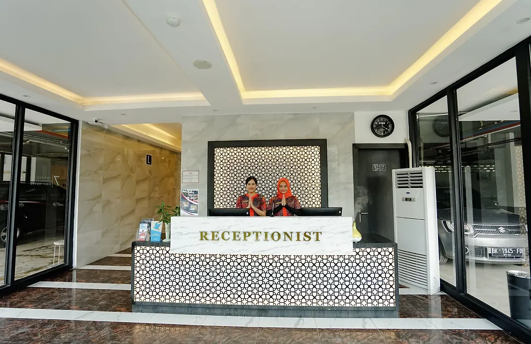 Deli Hotel-1