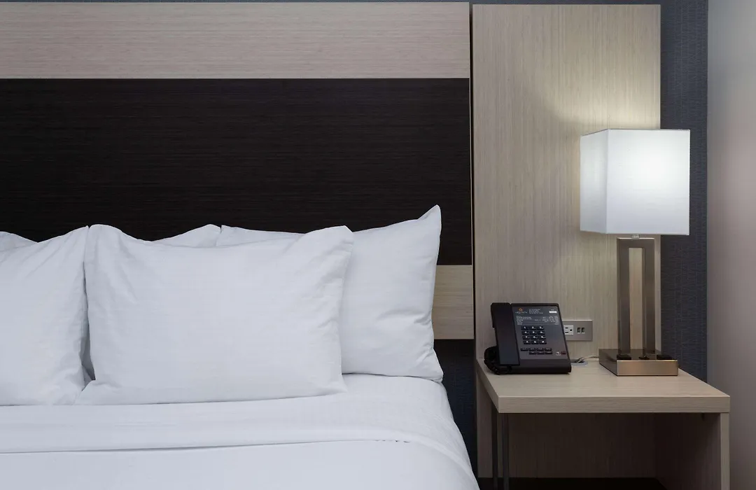 La Quinta Inn & Suites By Wyndham Shorewood-1