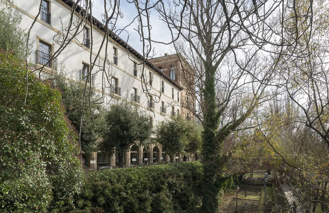 Parador De Turismo De Leon-1