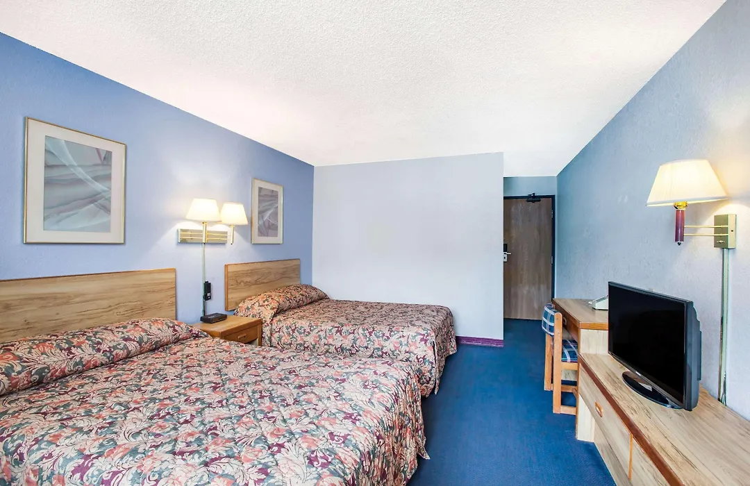 Super 8 By Wyndham Hot Springs-1