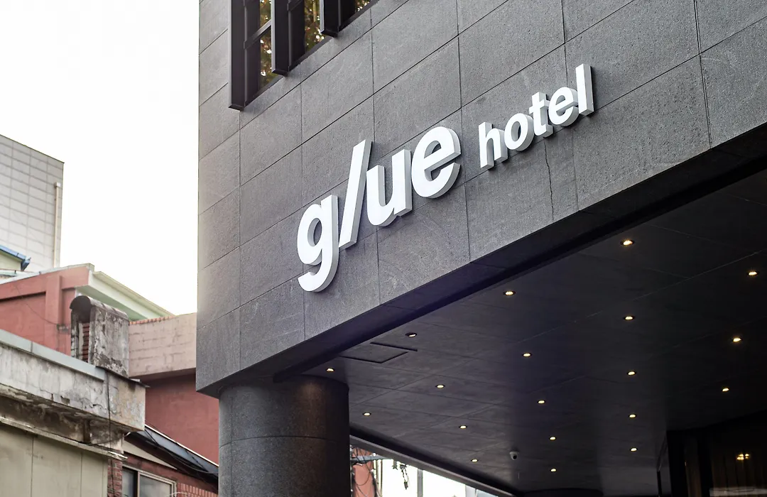 Glue Hotel-1