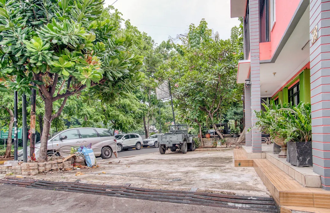 RedDoorz near Taman Mini Jakarta-1