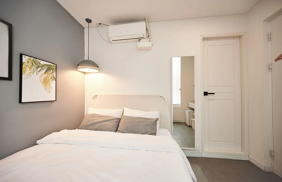 Queen House Hongdae-1