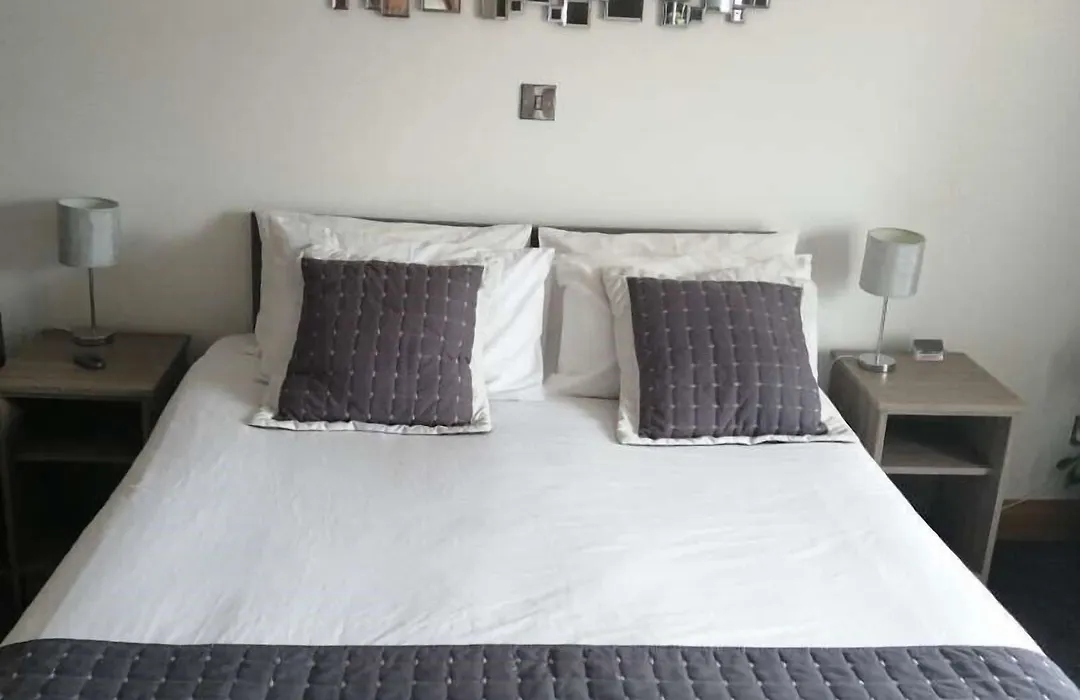 Reveller Bar Lodgings-1