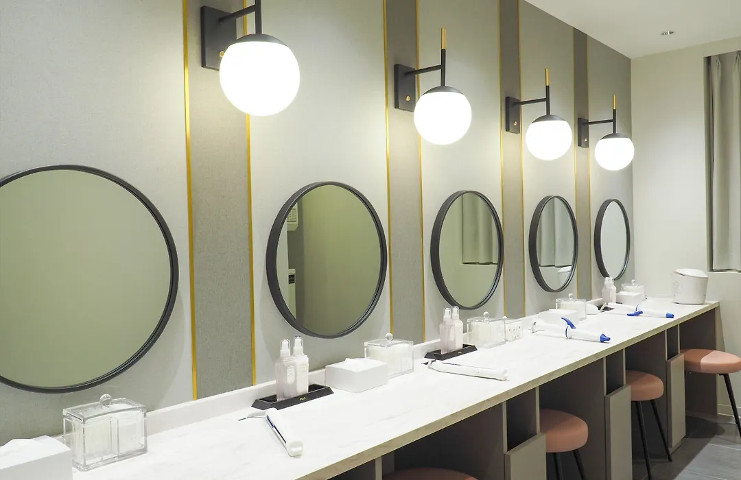 Leo Yu Capsule Hotel Funabashi-1