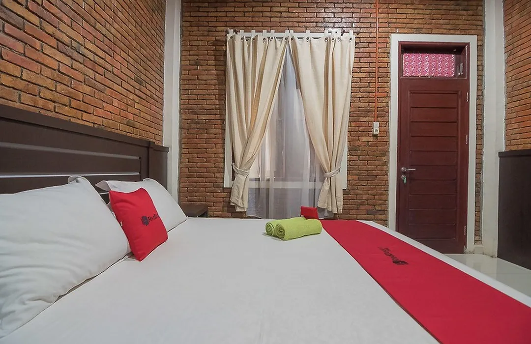 Reddoorz Plus Near Cambridge City Square 2 Medan-1