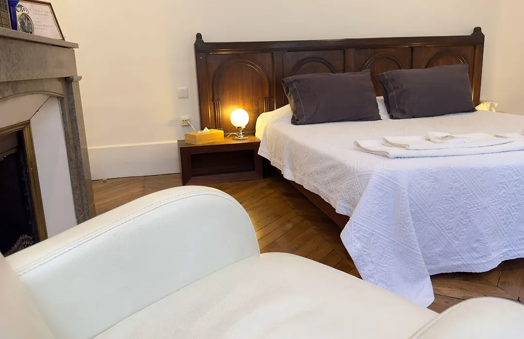 Chambre de charme au coeur du vieux Valence - Confort&Calme-1