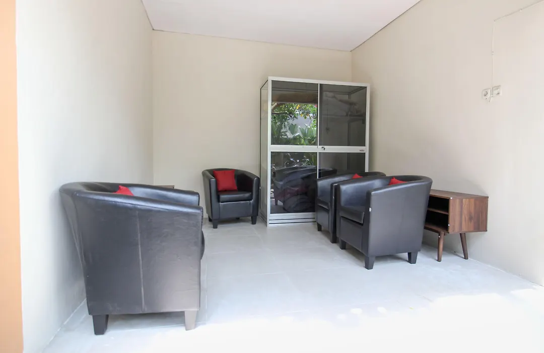 Reddoorz Near Solo Balapan Station 2-1