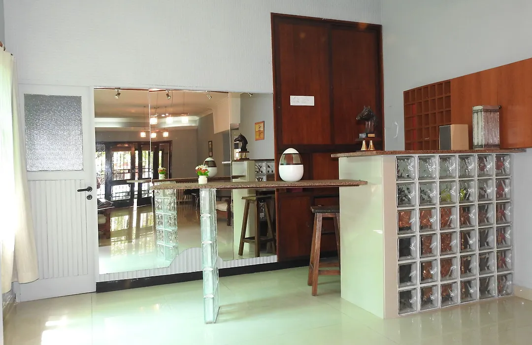 2411 Petit Hotel-1