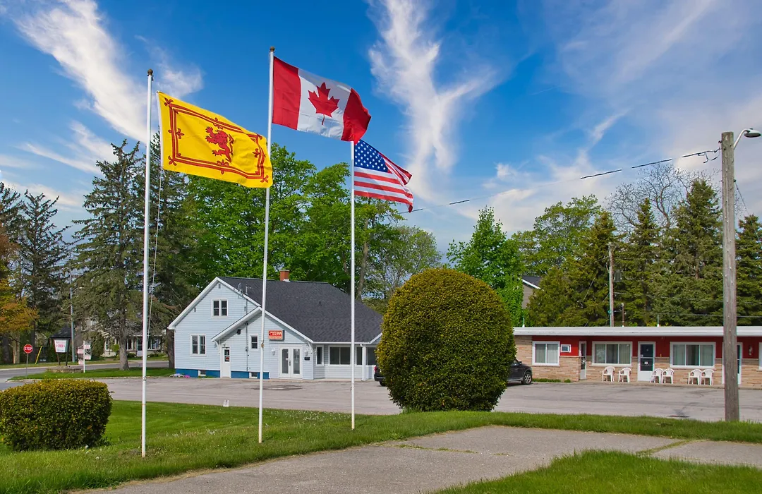 Maple Leaf Inn & Suites-1