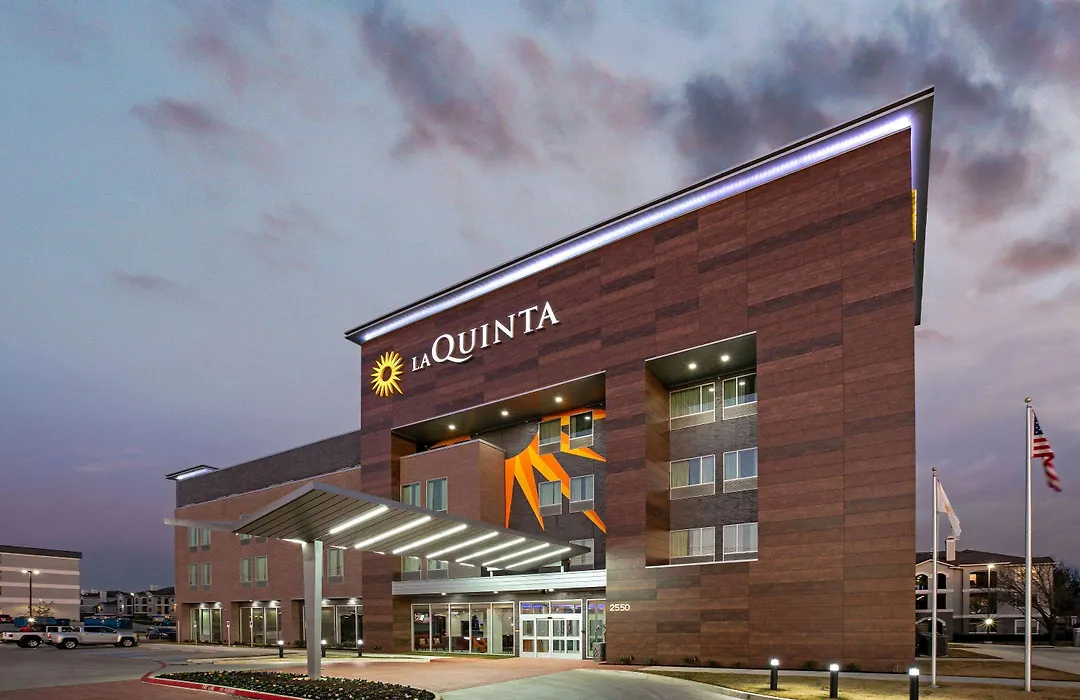 La Quinta Inn & Suites By Wyndham Dfw Airport West-Glade-1