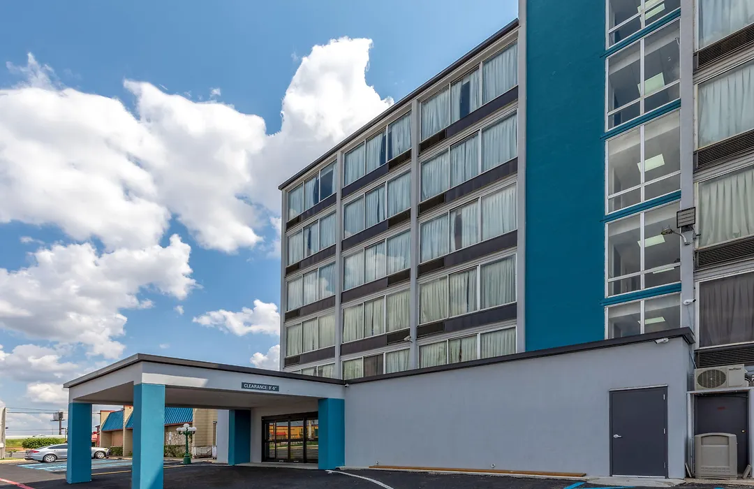 Super 8 By Wyndham Laredo-1