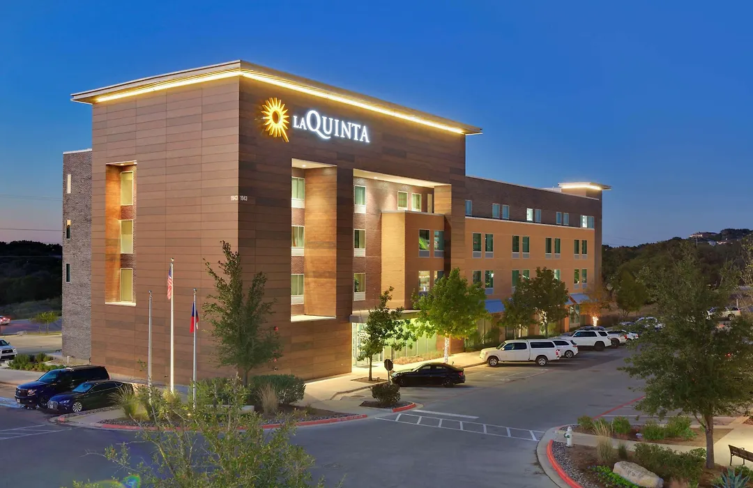 La Quinta Inn & Suites By Wyndham Lakeway-1