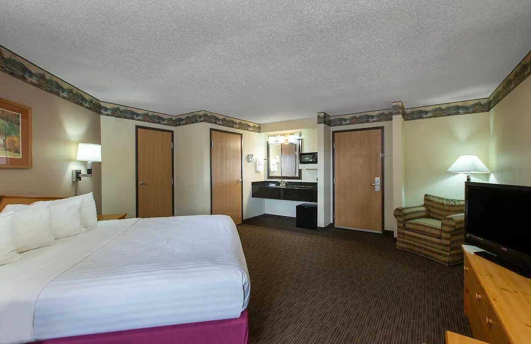 Cobblestone Hotel & Suites - Ladysmith-1