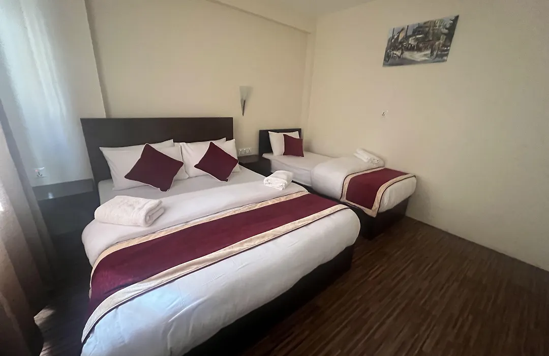 Hotel Down To Earth-1