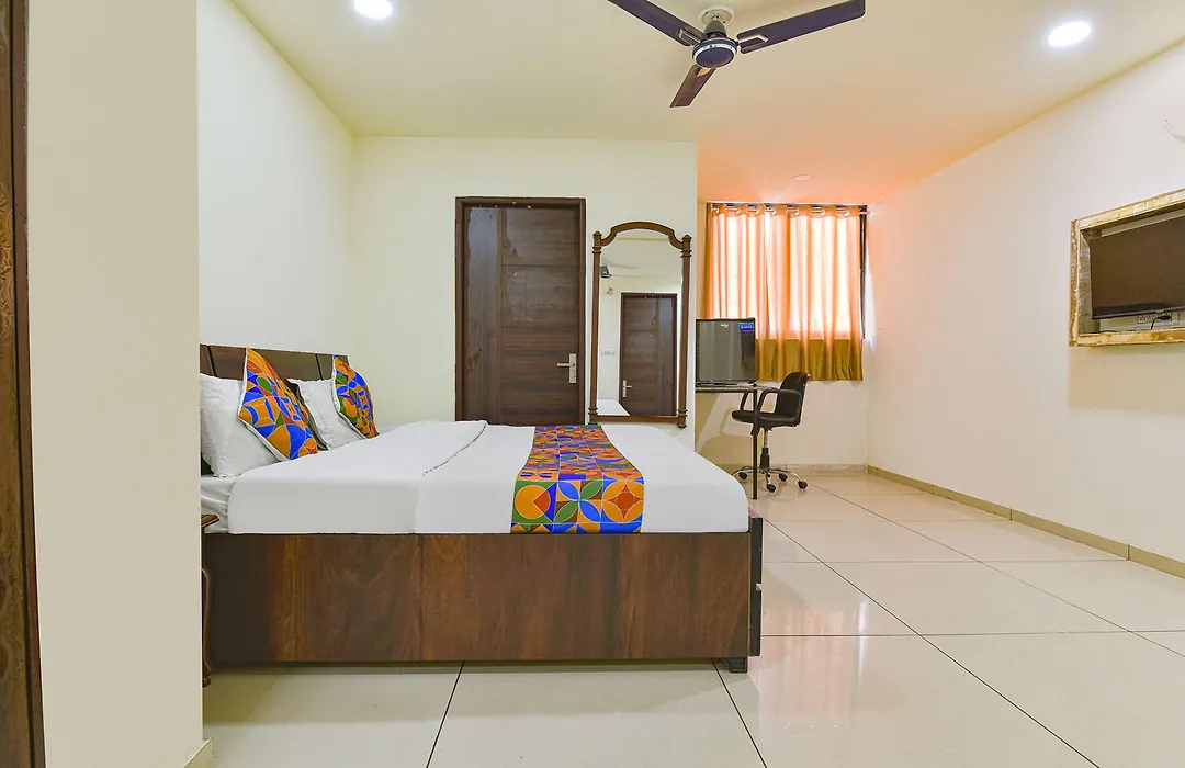 Fabhotel Monark-1