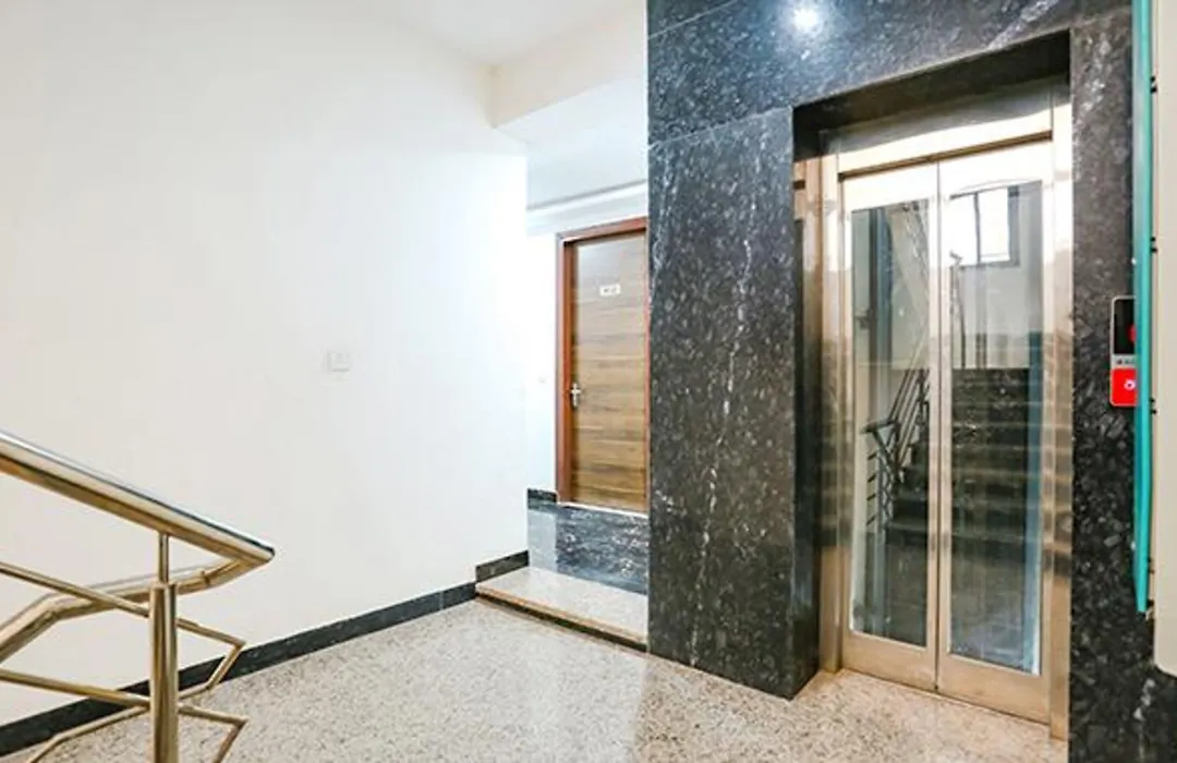 Fabhotel New Silver Crown-1
