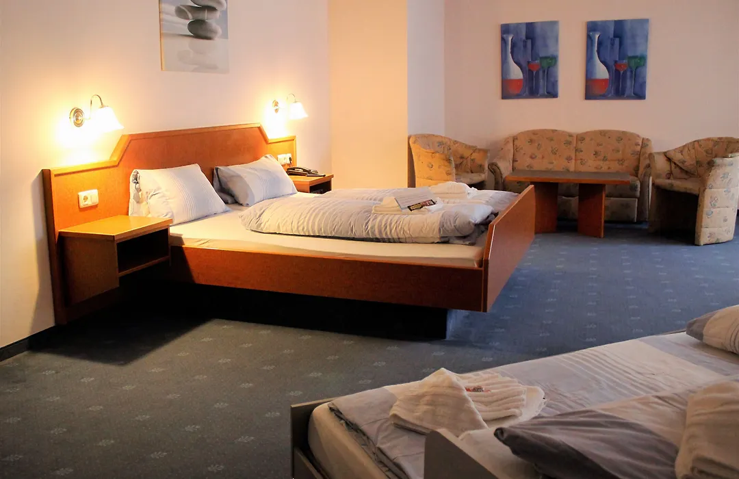 Waldhotel Feldbachtal-1
