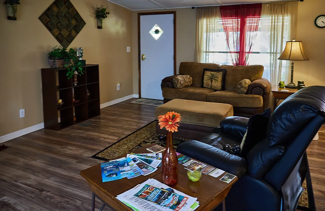 Pleasant Days Lodging Tropical Master Suite-1