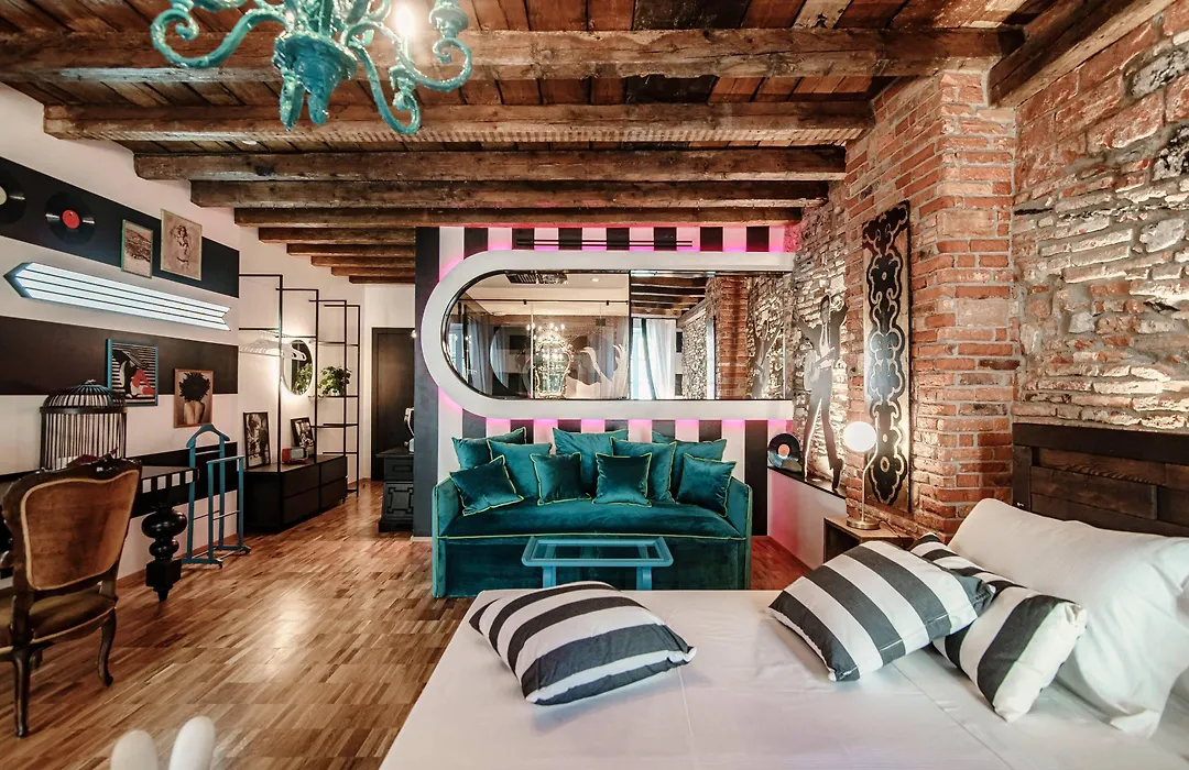 Aurum - Como Luxury Suites-1