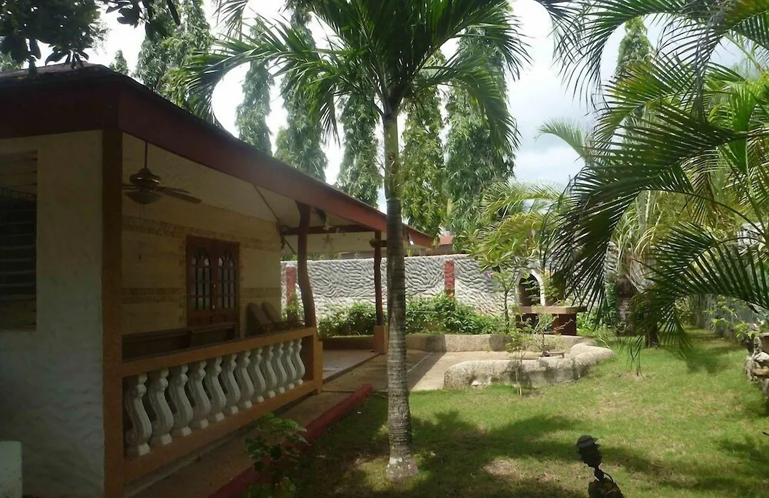 Tiptop Hotel, Resto And Delishop-1
