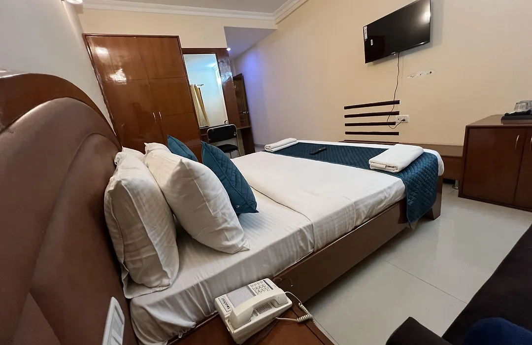 Blue Bliss Hotels By Pph Living Infantry Road-1