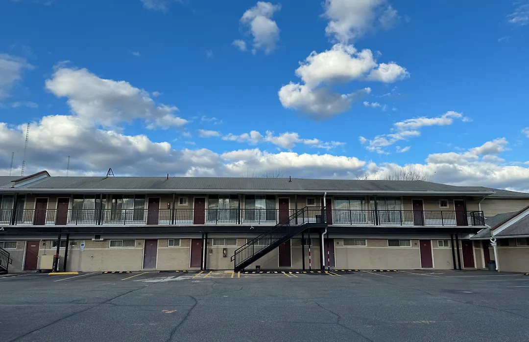 Royal Motel-1