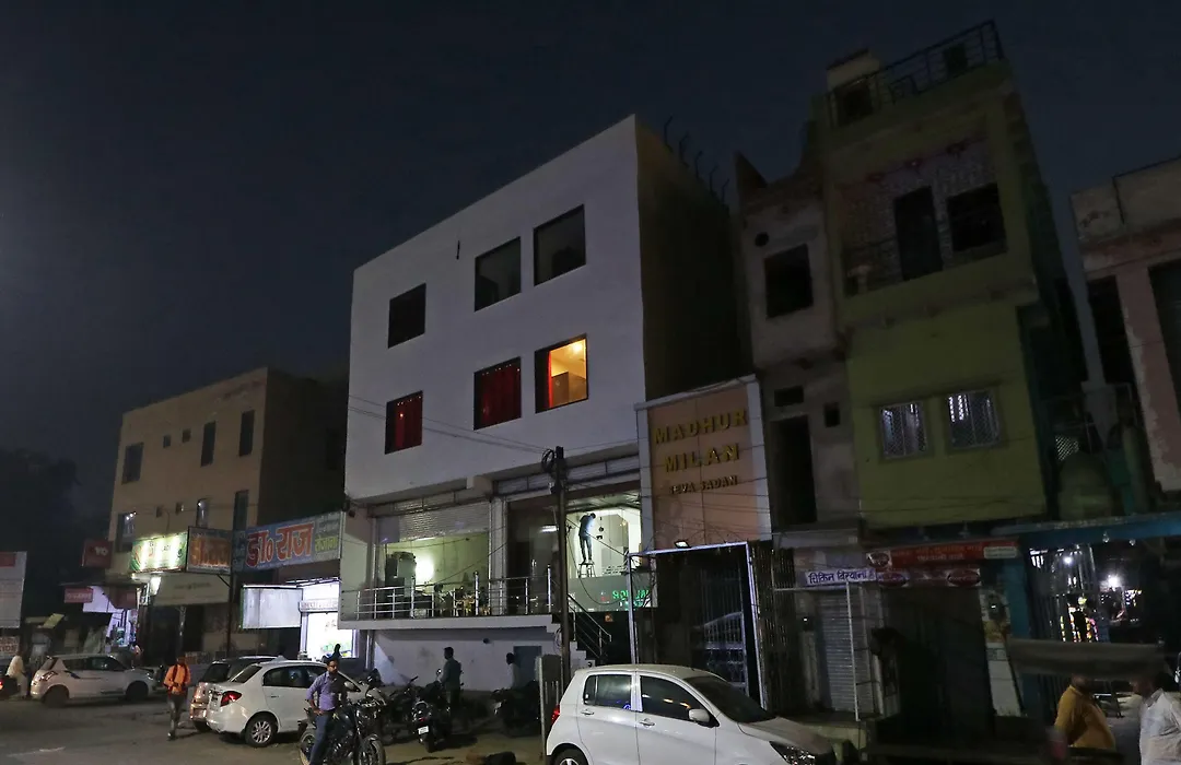 Oyo 22979 Saffron Hotel-1