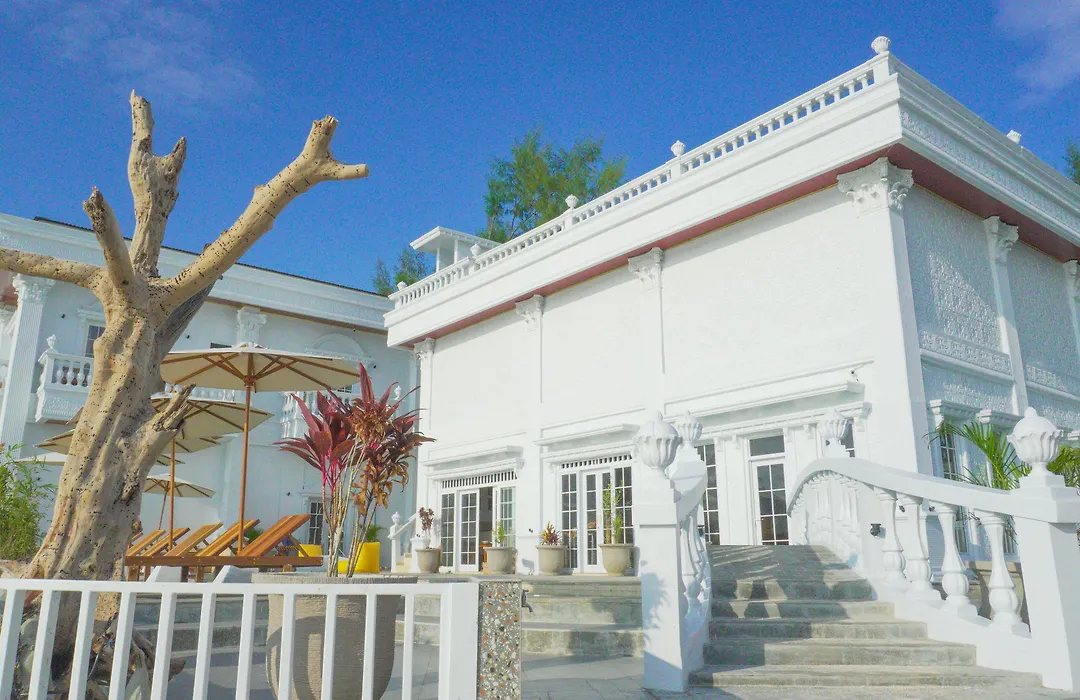 Gili Beachfront Suites-1