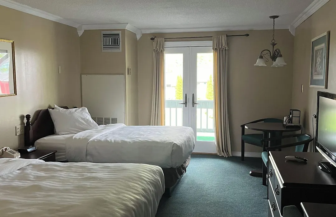 Webb'S Hotel-1