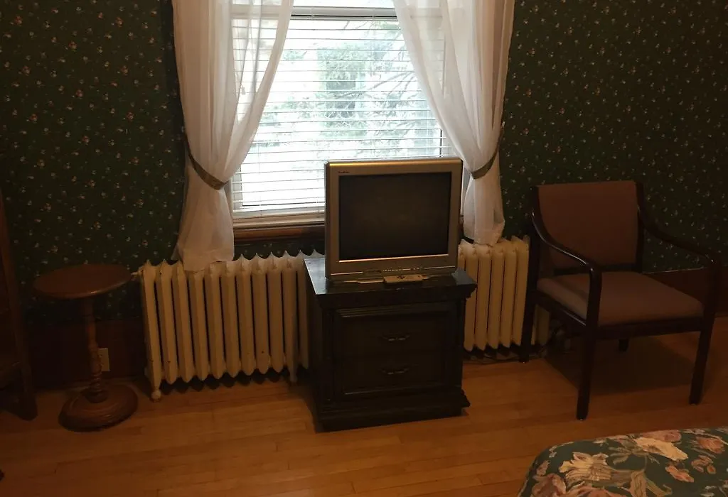 Le Petit Chateau Montebello B&B-1