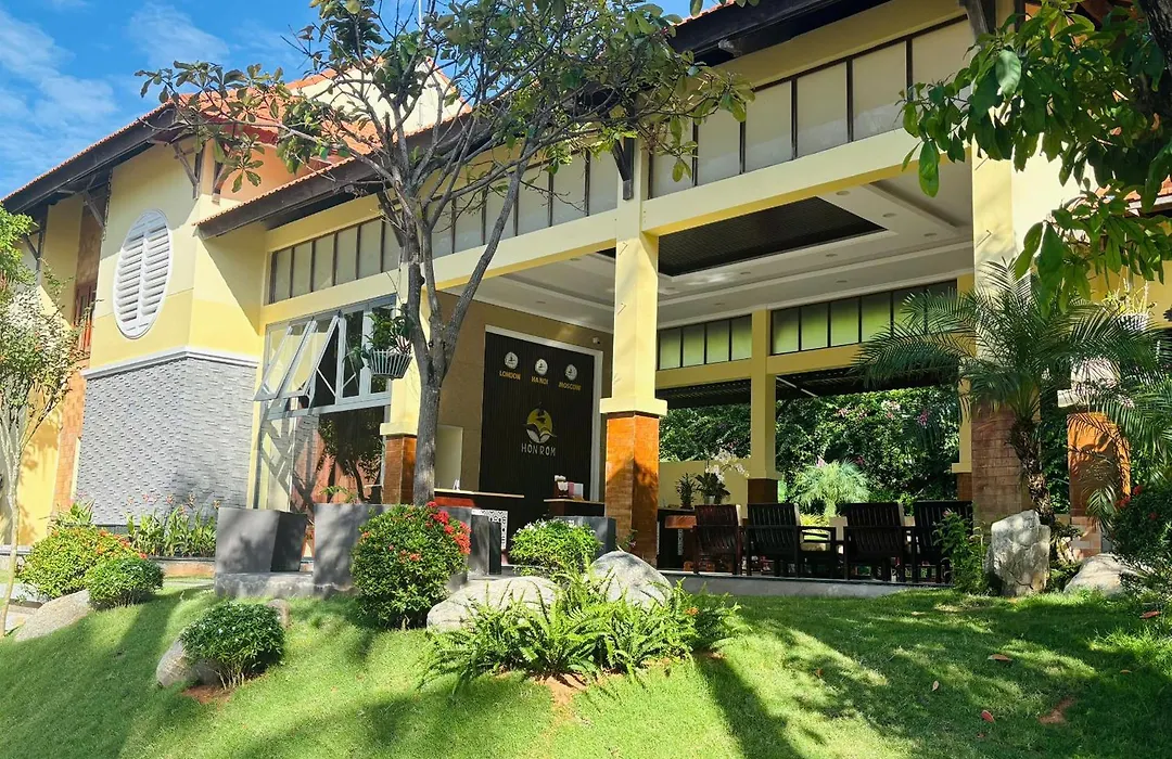 Hon Rom Central Beach Resort-1