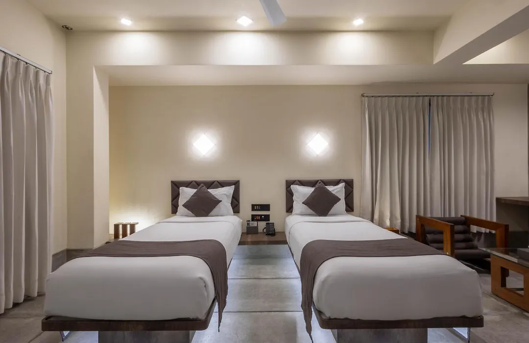 De Glance Hotel, Near Surat Railway Station-1