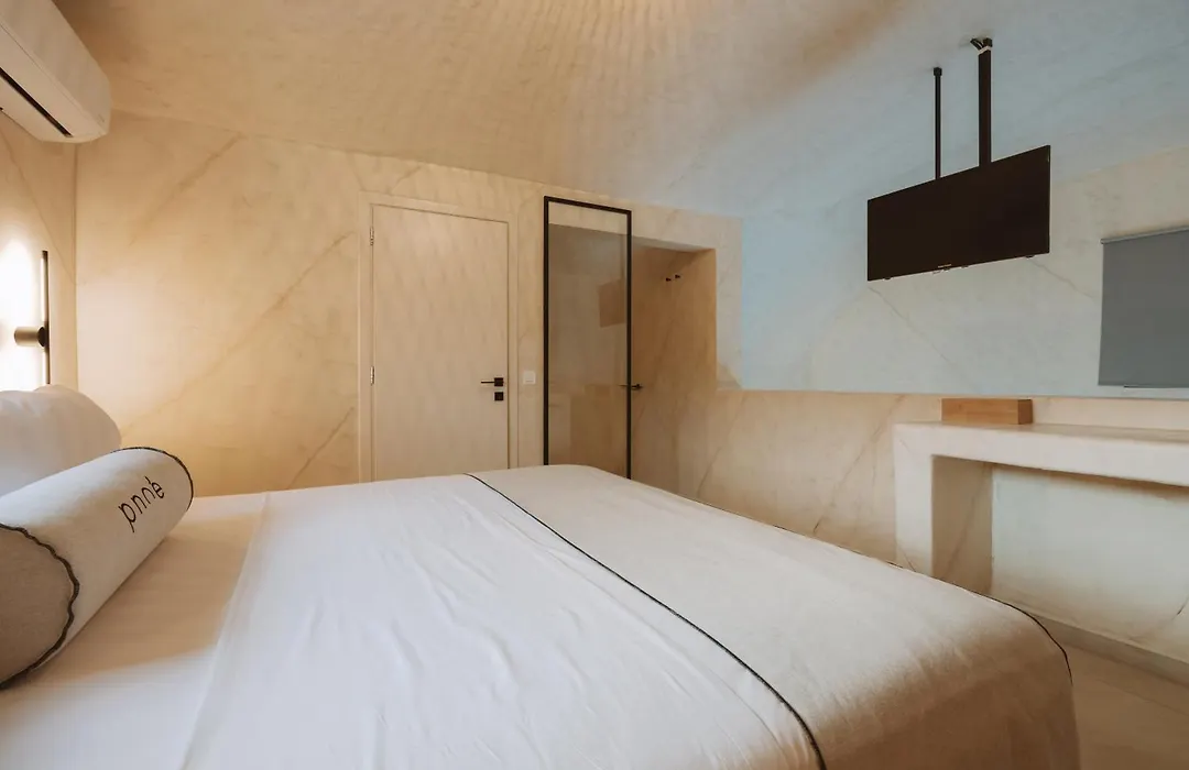 Pnoe Luxury Suites-1