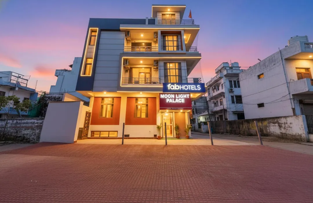 Fabhotel Moon Light Palace-1