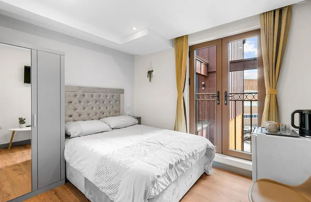 Ensuite Double Godino Hotel By Ilford Station-1
