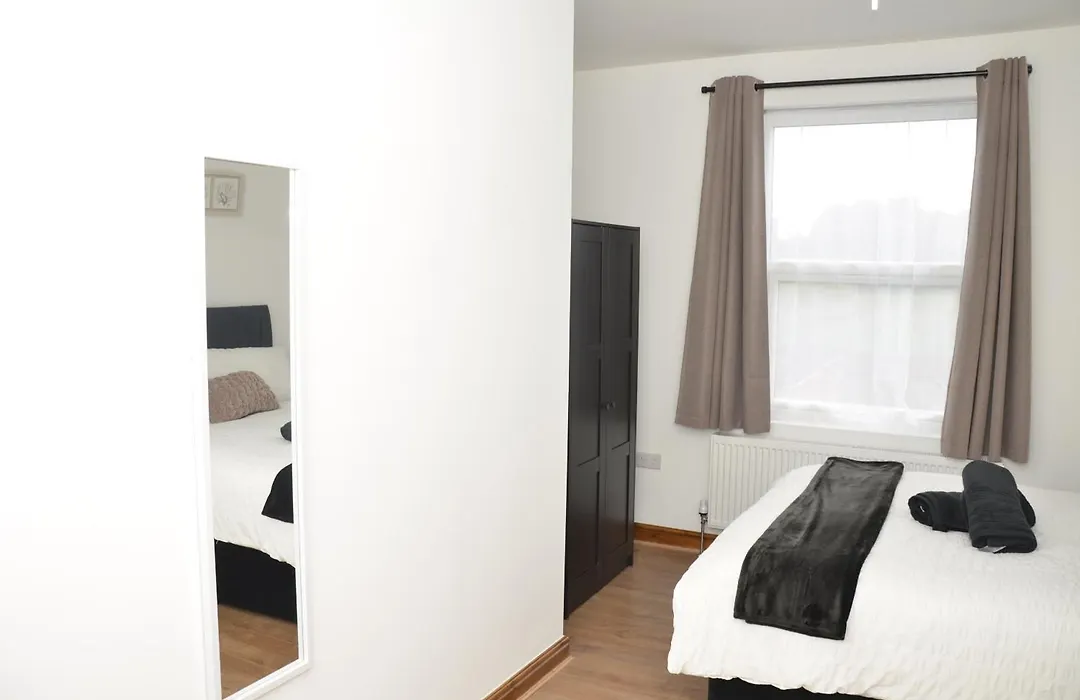 Jmg House -Near Birmingham, En-Suite & Private Rooms, Free Off Road Parking, Quality Rooms-1