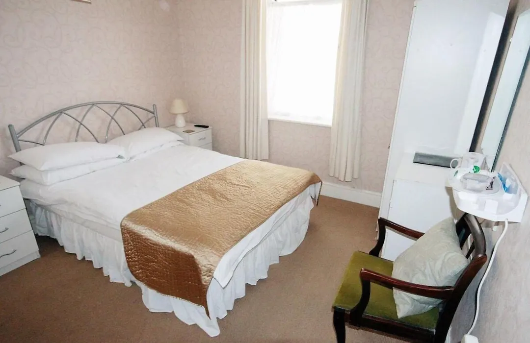 Oyo Marine Parade Hotel, Eastbourne Pier-1