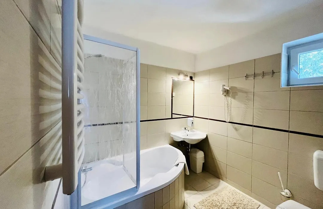 Hotel Korona Wellness, Rendezvény és Borszálloda-1
