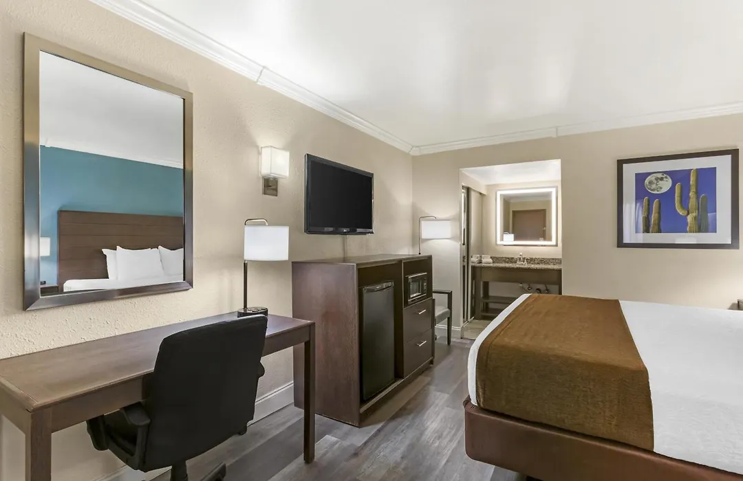 Best Western Innsuites Tucson Foothills Hotel & Suites-1