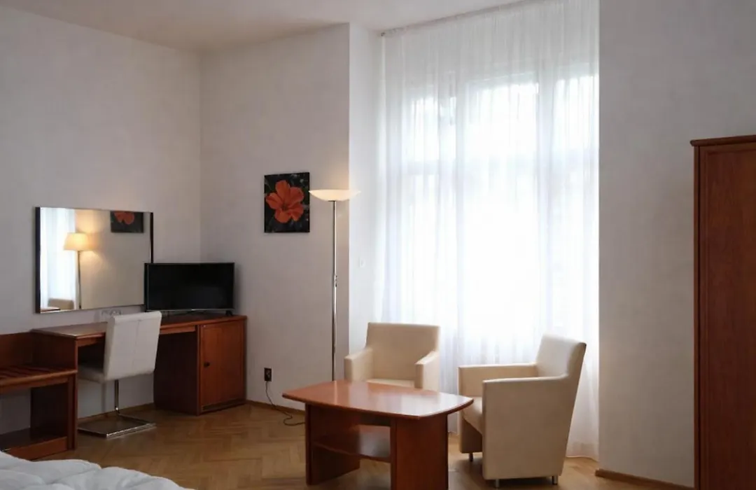 Residence Dykova - Former Pension Jana, Domov Mladeze-1