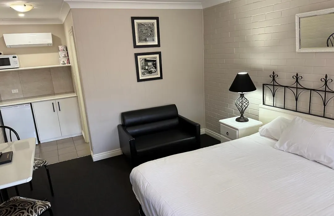 Country Leisure Motor Inn-1