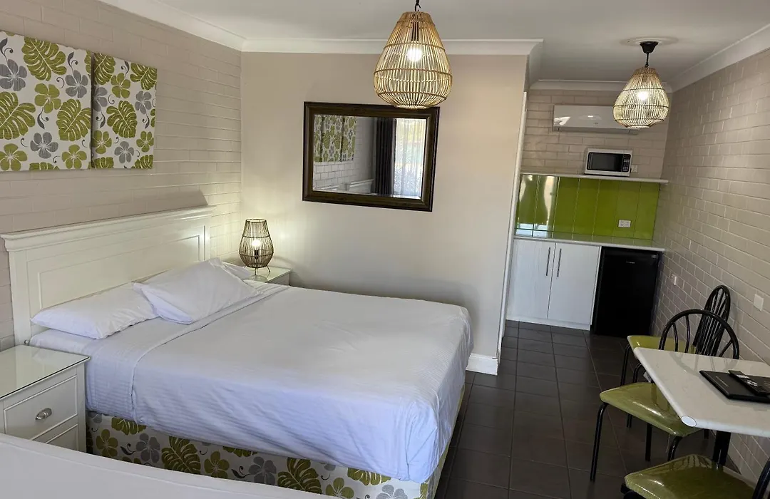 Country Leisure Motor Inn-1