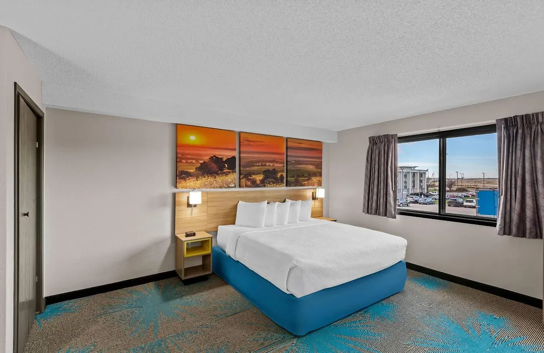 Days Inn & Suites By Wyndham Des Moines Airport-1