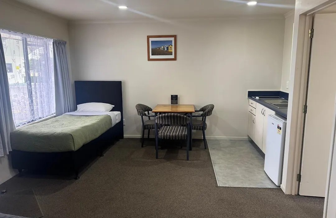 Bassingers Motor Lodge-1